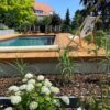 Aménagement extérieur – Piscine avec terrasse en bois, pierre naturel et granit